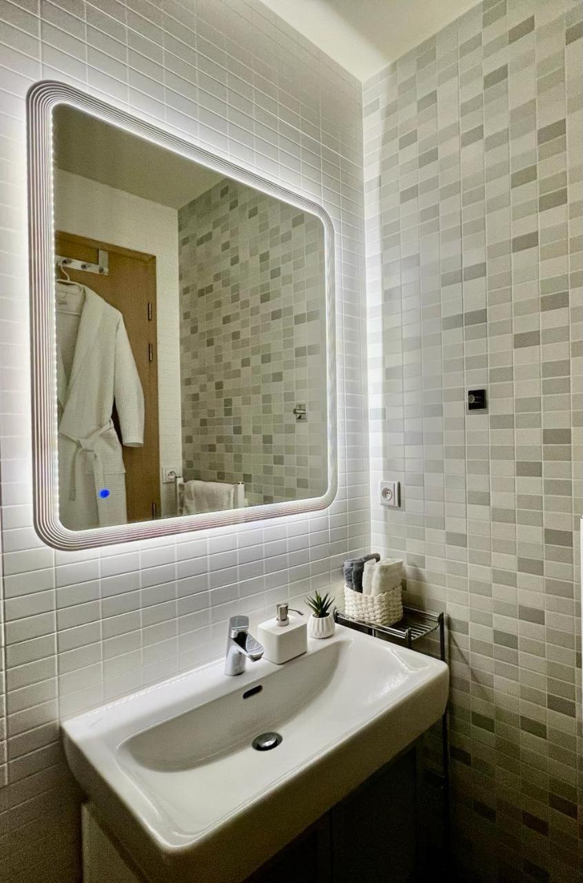 Luxury Apartment In Prague And Free Parking Exterior photo